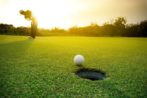 Golfista upił się do nieprzytomności. Molestował pasażerkę samolotu i załatwił się między fotelami