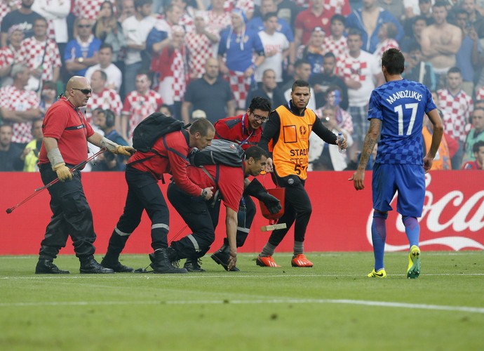 Najpierw Anglicy i Rosjanie, teraz Chorwaci. Kolejni kibice zakłócili mecz Euro 2016