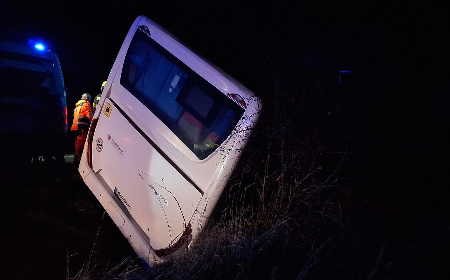 V okrese Lučenec zišiel z cesty autobus, skončil v priekope.