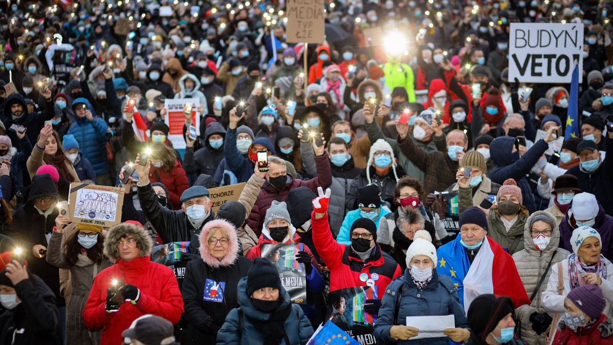 Protest w obronie TVN na krakowskim Rynku