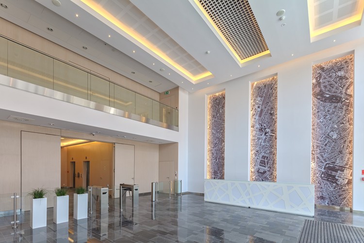 Nowoczesne i szczegółowo pomiarowane systemy budynkowe pozwalają na optymalizację jego pracy za pośrednictwem systemu BMS, dzięki czemu generuje oszczędności eksploatacyjne przekładające się na niższe opłaty ponoszone przez najemców. W budynku zadbano również o zmniejszenie zużycia wody przez zastosowanie oszczędnej armatury sanitarnej i podlewania zieleni z wykorzystaniem wody deszczowej magazynowanej w zbiornikach retencyjnych.