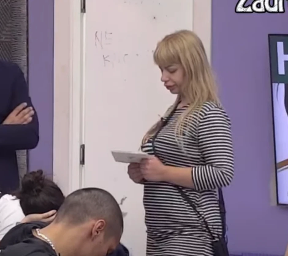 Miljana Kulić čita pismo od oca Siniše