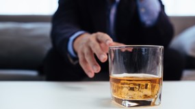 Jak lekarze rozpoznają ukryty alkoholizm? Cztery pytania, które otwierają całą diagnozę