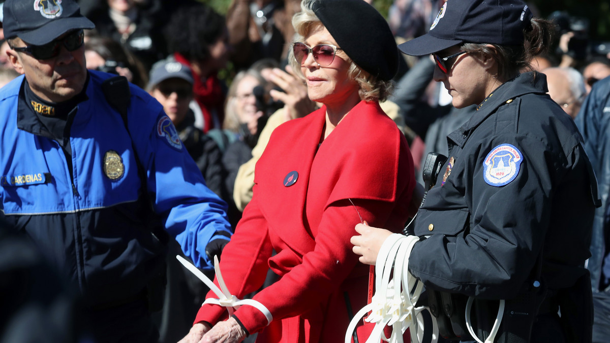 <strong>Amerykańska aktorka Jane Fonda wzywa do ograniczenia konsumpcjonizmu w walce z kryzysem klimatycznym. Jej czerwony płaszcz, który zakłada, gdy idzie protestować, stał się już symbolem walki o środowisko - komentuje "Marie Claire".</strong>