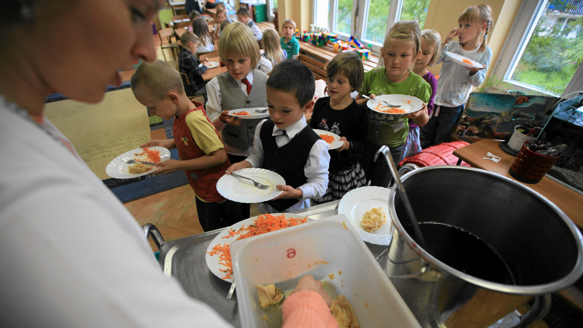 Catering zamiast posiłków przygotowywanych przez kucharki, przeładowane grupy, cięcia w kadrze nauczycielskiej, firmy sprzątające zamiast woźnych, rodzice przedszkolaków boją się, że tak w najbliższym czasie może wyglądać przyszłość krakowskich przedszkoli. Anna Walkowicz-Okońska, wiceprezydent Krakowa ds. edukacji, wprowadza swój plan reformy oświaty, a rodzice drżą, że za zmiany przyjdzie zapłacić im z własnej kieszeni, dlatego protestują.