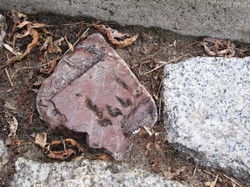 Macewy wmurowane w wychodek, w oborę... Żydowskie nagrobki w Polsce w niecodziennym użytku. ZOBACZ ZDJĘCIA