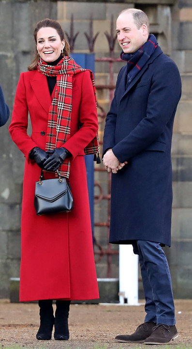 Płaszcze Kate Middleton (na zdjęciu księżna z księciem Williamem)