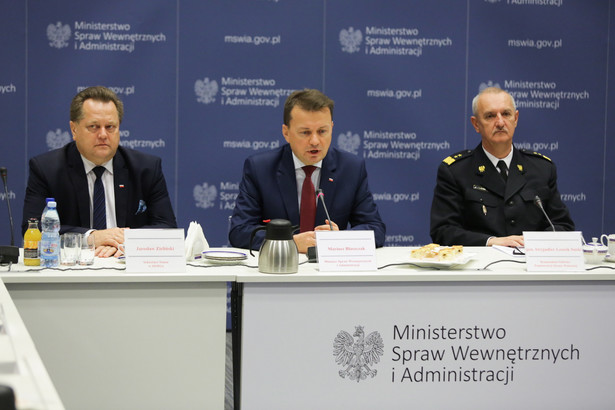 Minister spraw wewnętrznych i administracji Mariusz Błaszczak, wiceminister Jarosław Zieliński i gen. brygadier Leszek Suski podczas spotkania z przedstawicielami organizacji harcerskich.