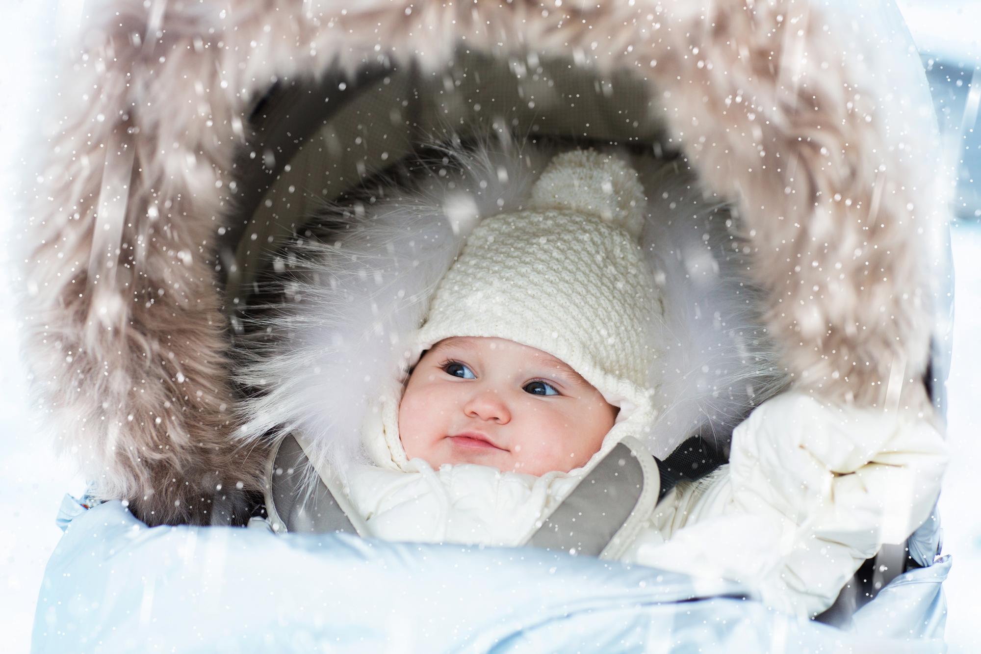 Keď sa bábätko narodí v zime: Ako ho obliekať a na čo dbať? | Najmama.sk