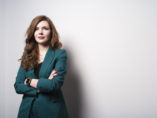 <strong>46. Wanda Buk</strong>
<br></br>
wiceminister cyfryzacji
<br></br>
Łagodzi obyczaje, co najlepiej widać po tym, jak prowadzi ze stroną społeczną dialog w sprawie PEM, czyli promieniowania elektromagnetycznego. Temat stał się palący w związku z planowanym rozwojem technologii 5G w Polsce. Buk tłumaczy, cierpliwie słucha i nie daje nikomu odczuć, że wojowniczo nastawieni do 5G ludzie są jak płaskoziemcy czy antyszczepionkowcy. Dodatkowo wzięła na siebie trud tłumaczenia na licznych konferencja, co dla polskiej gospodarki oznacza wdrożenie nowej technologii, jakie przyniesie zagrożenia, a jakie korzyści. Nikt też chyba z osób, której jej słuchają, nie wie, czy dopuściłaby chiński koncer Huawei do 5G czy nie, a jest to w rządzie PiS dość rzadkie. (Niemal) każdy bowiem stara się określić, czy jest bardziej proamerykański czy też widzi w Chinach mocarstwo, z którym trzeba grać już teraz, żeby ono zechciało zagrać z nami, gdy zdetronizuje USA jako potęgę technologiczną i geopolityczną. O ile to już się nie stało. 
<br></br>
BG