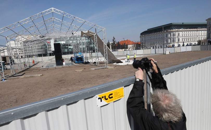 Pomnik na placu Piłsudskiego