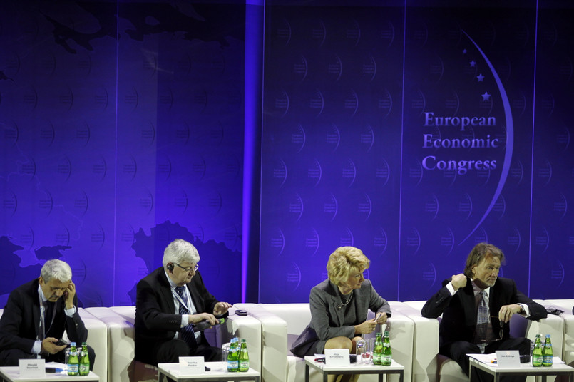 Od lewej: były premier Słowacji Mikulas Dzurinda, były wicekanclerz Niemiec Joschka Fisher, przedsiębiorca Jan Kulczyk i doradca Morgan Stanley Alicja Kornasiewicz, podczas sesji "UE i kraje Europy Środkowo-Wschodniej wobec kryzysu gospodarczego", w ramach IV Europejskiego Kongresu Gospodarczego w Katowicach.