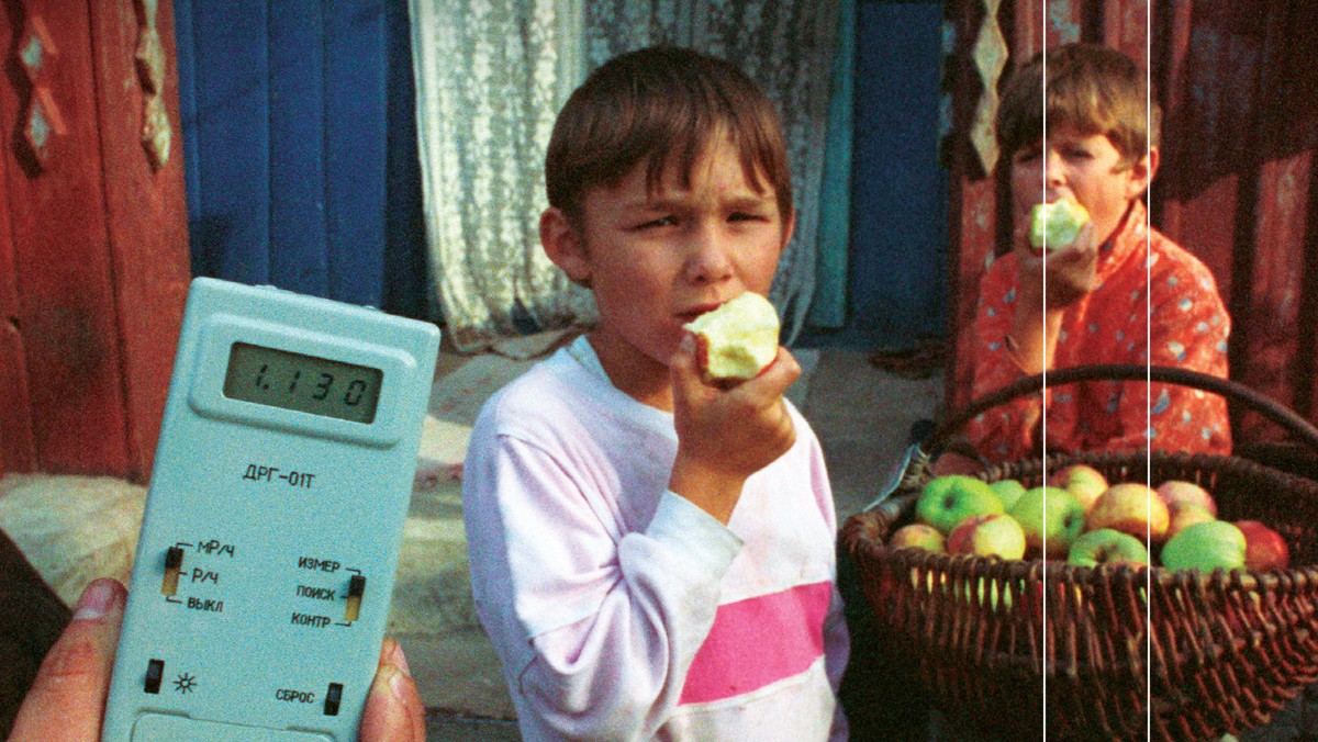 Największa w dziejach katastrofa elektrowni jądrowej. W Czarnobylu natychmiast rozpoczęła się gigantyczna akcja ratunkowa, a przez kolejne miesiące lekarze i niektórzy działacze partyjni z poświęceniem walczyli o to, by zminimalizować wpływ eksplozji na zdrowie ludności zamieszkującej skażone tereny. Równocześnie trwała inna akcja – propagandowa – której stawką były nie tylko interesy Związku Radzieckiego, lecz także wszystkich państw wykorzystujących energię jądrową. Prezentujemy fragment książki Kate Brown "Czarnobyl. Instrukcje przetrwania".