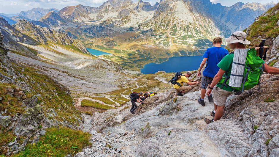 Tatry: słoneczna pogoda przyciągnęła tłumy turystów (Szpiglasowa Przełęcz)