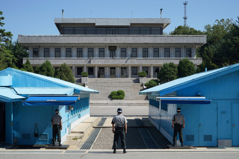 Wioska Panmundżom w strefie zdemilitaryzowanej (DMZ) między Koreą Północną a Południową. Widok z Korei Południowej w kierunku Korei Północnej,  9 września 2015 r.