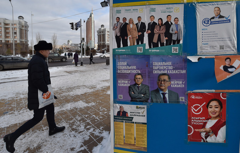 Przechodnie przechodzą obok plakatów kampanijnych kandydatów na prezydenta. Astana.