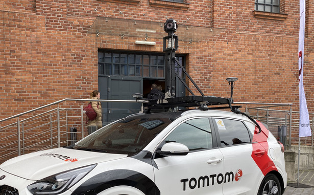 Nowa platforma TomTom powstanie przy udziale m.in. firm Microsoft i Meta. Aparatura mapująca na potrzeby nawigacji jest nie tylko dachu samochodu MoMa, duża część urządzeń mieści się też we wnętrzu auta