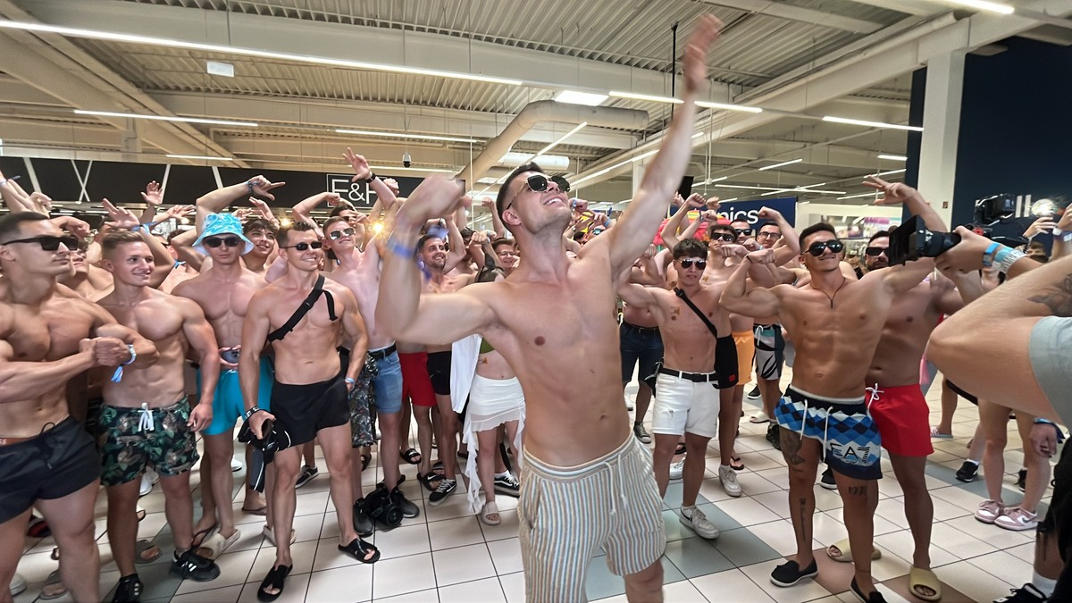 Ha ma csak egy videót néz meg, ez legyen az: így zajlott a „4. Félmeztelen Tescóba menés Pumped Gabóval” – Videó, de még milyen