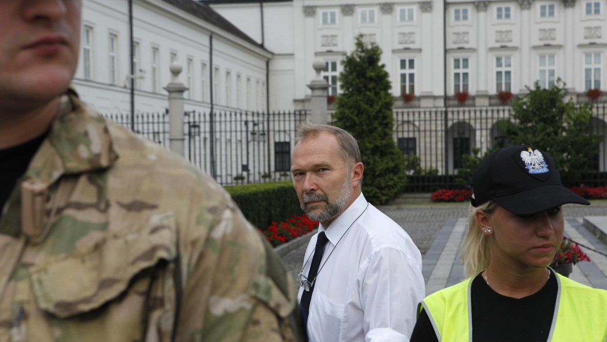 - Ta sytuacja trwa już absolutnie za długo, ona była czasami naprawdę niebezpieczna. Mnie było przykro, byłem czasami przerażony i zagubiony - powiedział Jacek Michałowski. Szef Kancelarii Prezydenta skomentował w ten sposób zawieszenie tablicy upamiętniającej ofiary katastrofy smoleńskiej na Pałacu Prezydenckim.