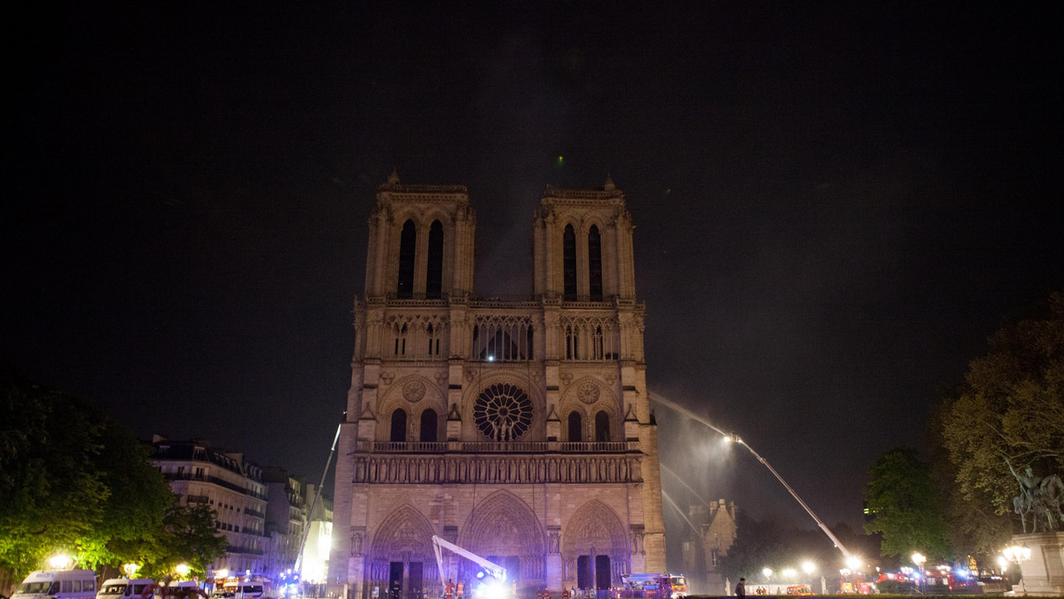 Na zdjęciach dokumentujących tragiczny w skutkach pożar katedry Notre Dame w Paryżu zobaczyć można płomienną postać. Leslie Rowan z Alexandrii w Szkocji jako pierwsza zwróciła uwagę na podobieństwo obrazu do sylwetki Jezusa. Kobieta napisała o tym na swoim profilu na Facebooku, a użytkownicy mediów społecznościowych szybko podłapali temat.