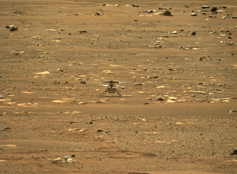 Rozdzielczość niezła, ale gdzie jest streaming z Czerwonej Planety? Helikopterek Ingenuity na powierzchni Marsa, kwiecień 2021 r.  