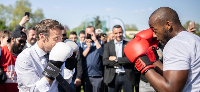 Macron zabiega o głosy muzułmanów i odwiedza w ostatniej chwili biedne przedmieścia Paryża