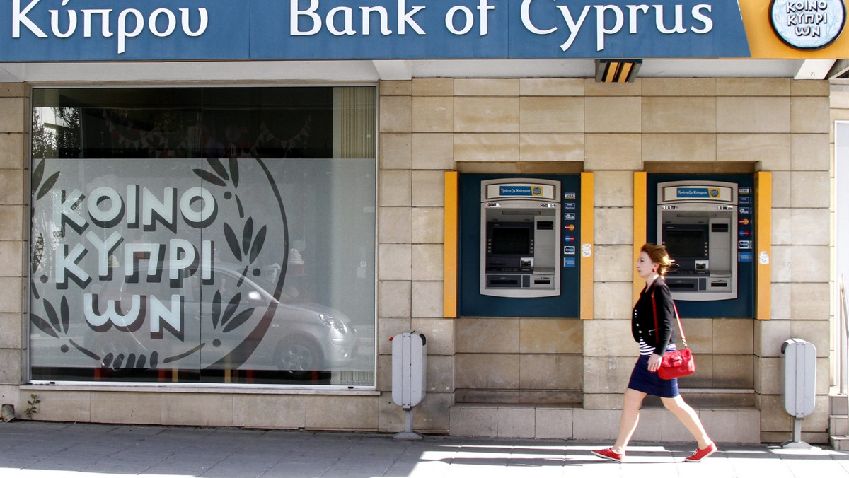 Kontrola przepływów kapitałowych wprowadzana na Cyprze przed planowanym na czwartek otwarciem banków ograniczy transakcje zagraniczne i wypływ kapitałów, ale nie ruch pieniądza wewnątrz kraju - powiedział w środę szef cypryjskiej izby handlowej Fidias Pelides.