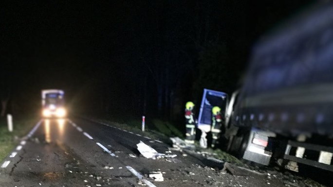 Tragedia pod Dobrym Miastem. Ciężarówka zderzyła się z osobówką; jedna osoba nie żyje