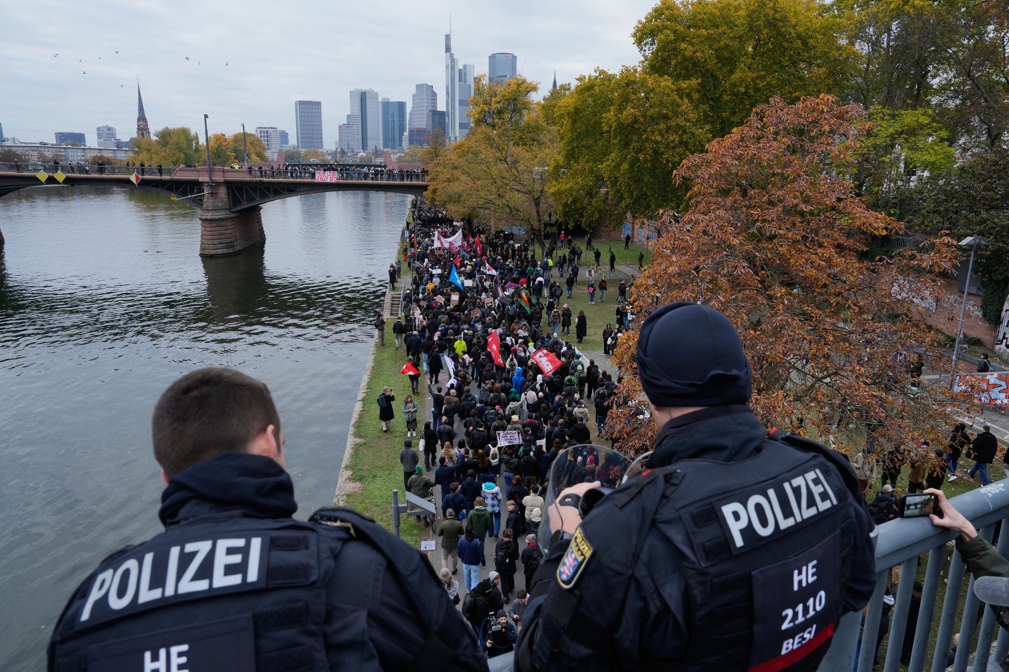 Počas protestov mladých ľudí v Nemecku použila polícia aj vodné delo. 