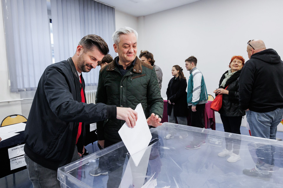 Współprzewodniczący Nowej Lewicy Robert Biedroń oraz poseł Lewicy Krzysztof Śmiszek  głosują w lokalu wyborczym we Wrocławiu