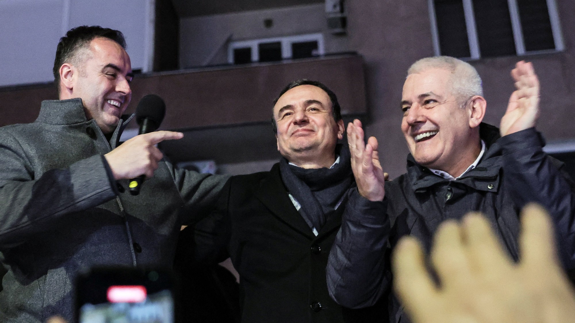 Kosovský premiér Albin Kurti oslavuje s priaznivcami po tom, čo jeho strana získala viac ako polovicu hlasov v predčasných parlamentných voľbách.