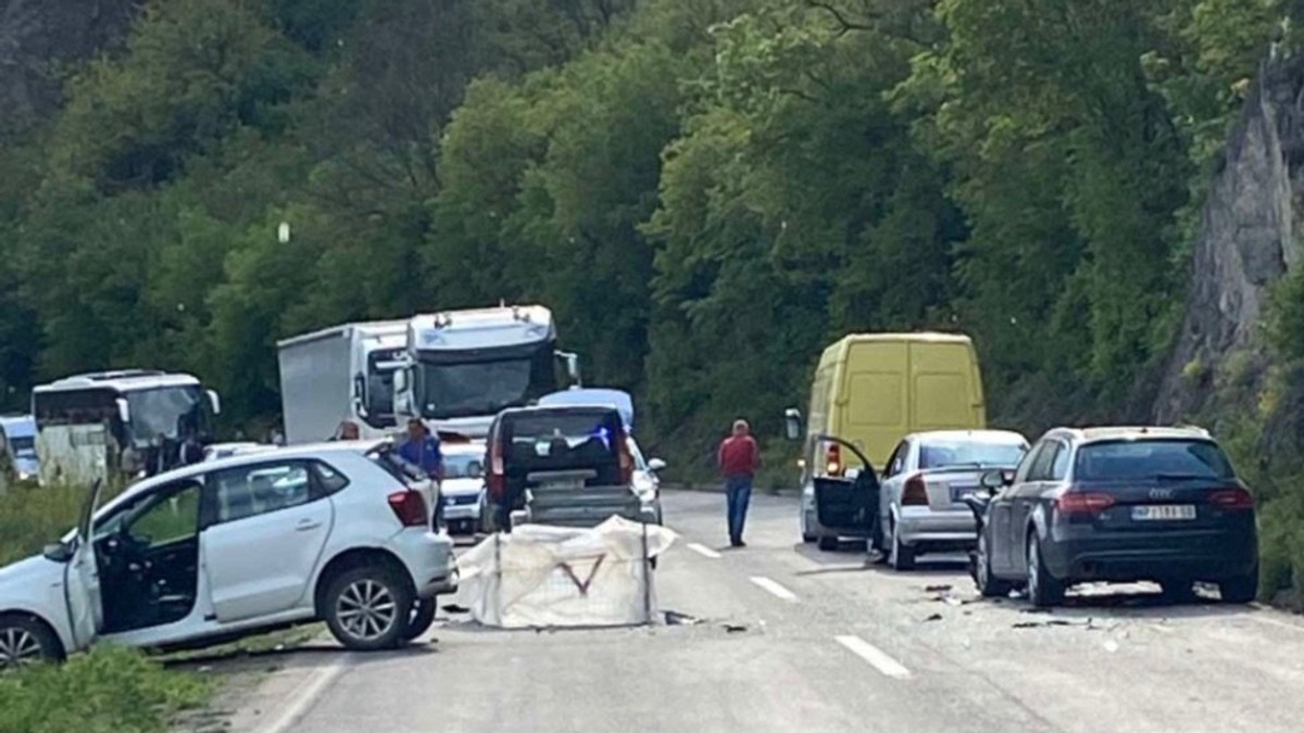 Lančani sudar kod Raške: Učestvovala četiri vozila, delovi rasuti po putu