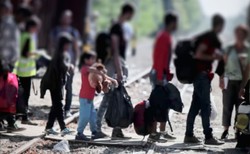 Apel komisarza UE: Kto sprzeciwia się paktowi migracyjnemu, nie przestudiował go dokładnie. Przemyślcie to jeszcze