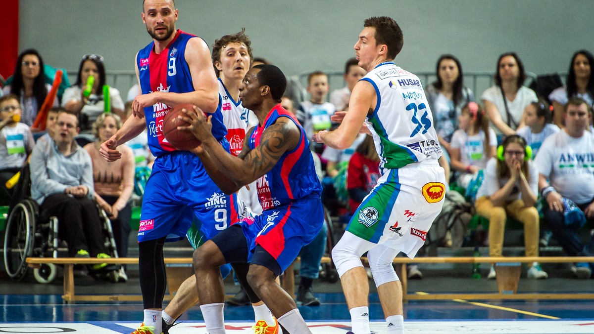 Anwil Włocławek nie dał szans Wilkom Morskim Szczecin. Zespół trenera Igora Milicicia wygrał 94:63 i wciąż może liczyć na to, że do play-off przystąpi z trzeciego miejsca w tabeli. Pewny pierwszej lokaty Stelmet pokonał Stal Ostrów Wlkp. w zaległym spotkaniu z 13 kolejki.