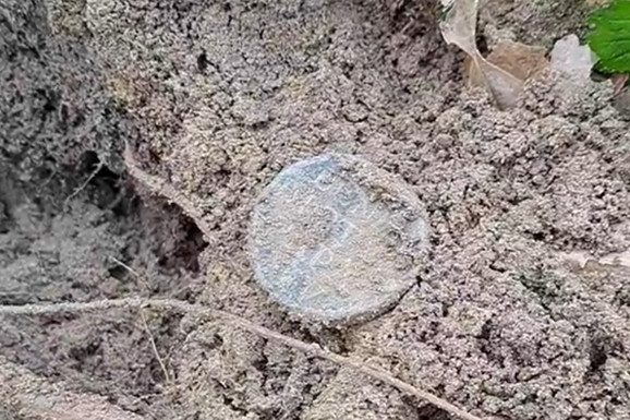 PRONAŠAO NEOBIČAN PREDMET U ŠUMI PA ZANEMEO Muškarac iz blata izvukao artefakt star 250 godina: Stručnjaci otkrili kome je pripadao (FOTO/VIDEO)