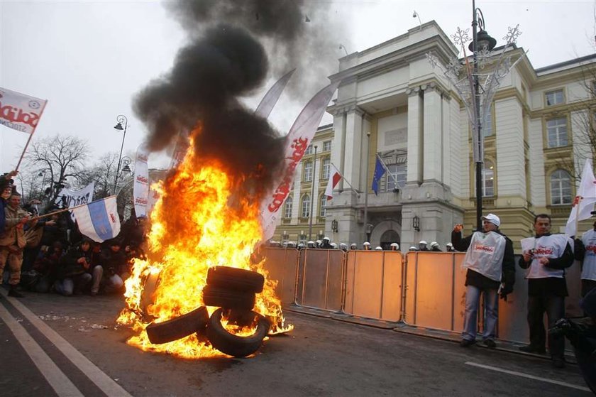 Opony płoną na demonstracjach