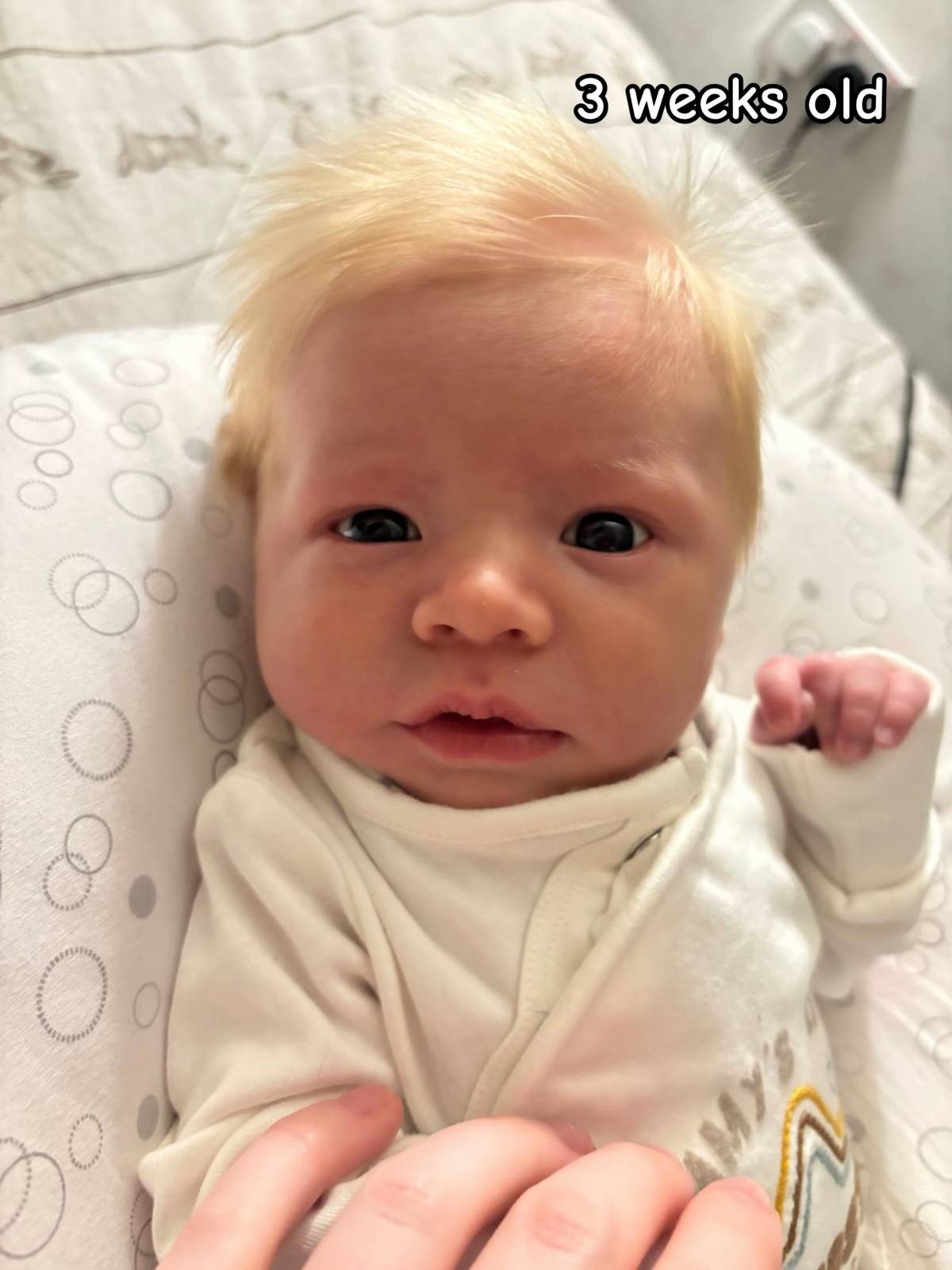 Malý Lewis sa narodil s množstvom blond vláskov.