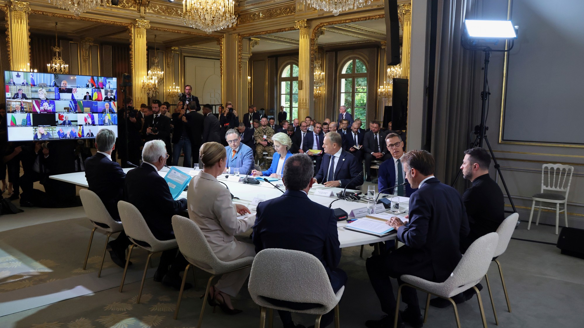 Ukrajinský prezident Volodymyr Zelenskyj (vpravo) a francúzsky prezident Emmanuel Macron (druhý sprava) sa spolu s ďalšími medzinárodnými lídrami na samite o Ukrajine v Elyzejskom paláci.