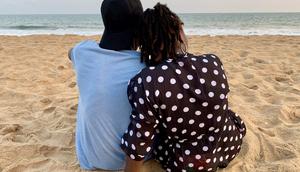 Couple-Amoureux-plage-Photo-by-Medsile-via-Iwaria