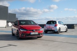 Volkswagen Polo GTI: fajny, szybki, ale ciut za grzeczny? Czy pokona "stare" Clio R.S.? [TEST]
