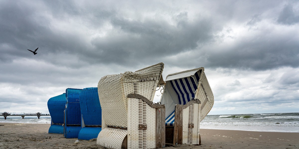 Plaże nad Bałtykiem w Polsce co prawda nie opustoszały, ale o połowę rzadziej niż przed pandemią można było na nich usłyszeć język obcy.