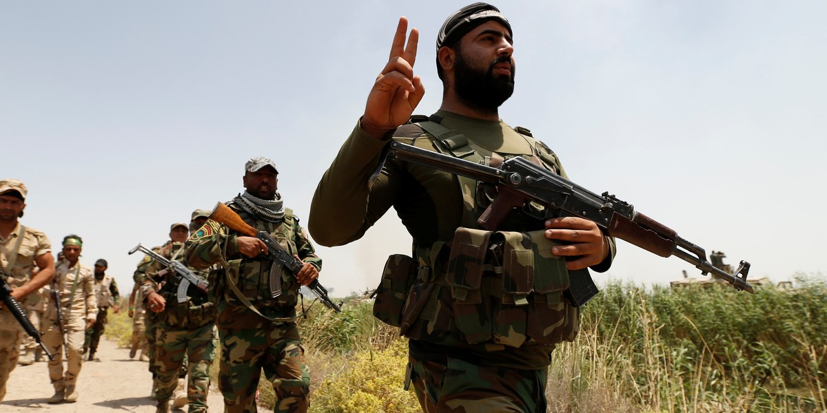 Shi'ite fighters and Iraqi security forces advance towards Falluja, Iraq, May 25, 2016.