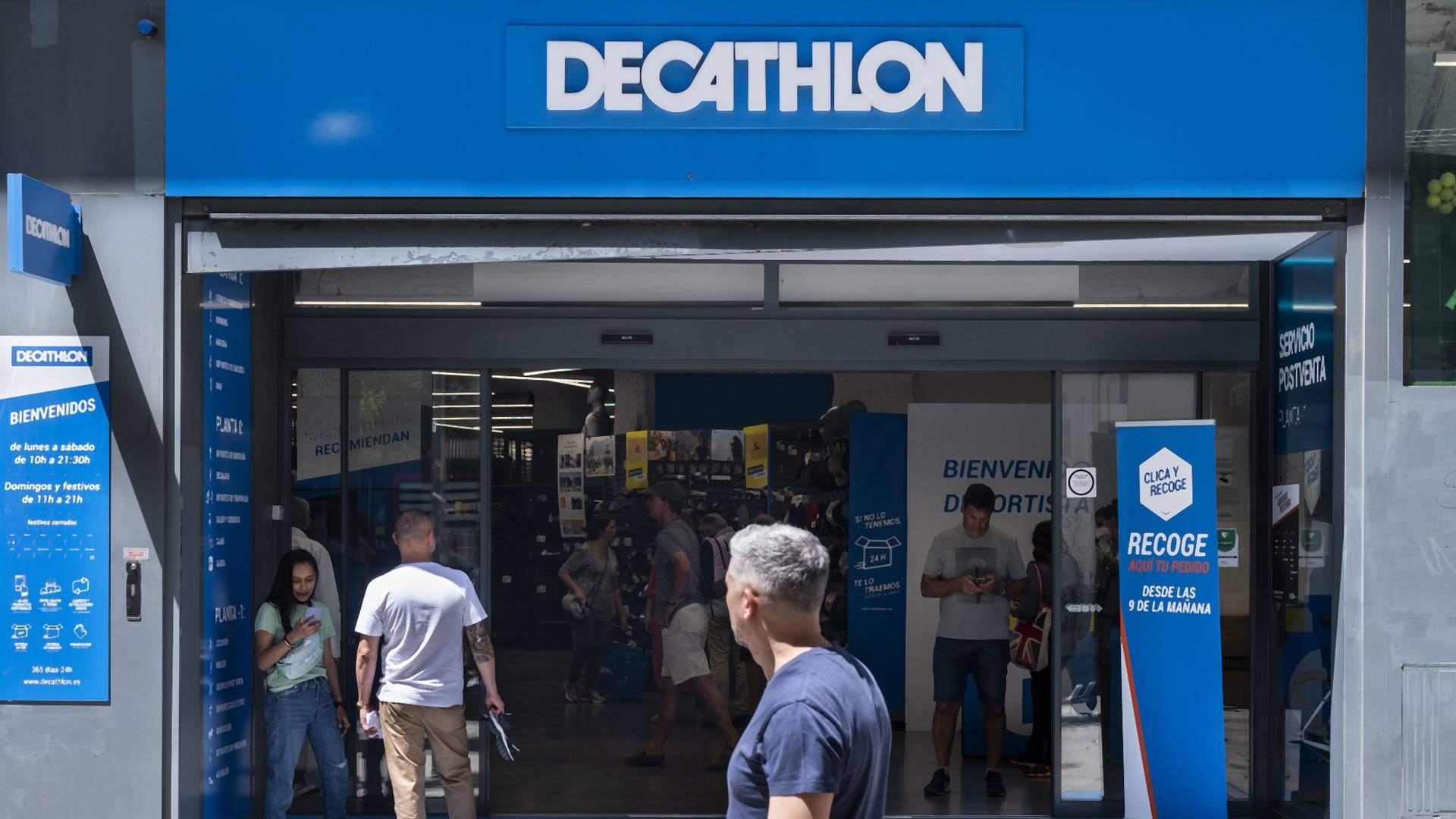 A Decathlon teljesen kitiltja áruházaiból a PET palackos termékek árusítását