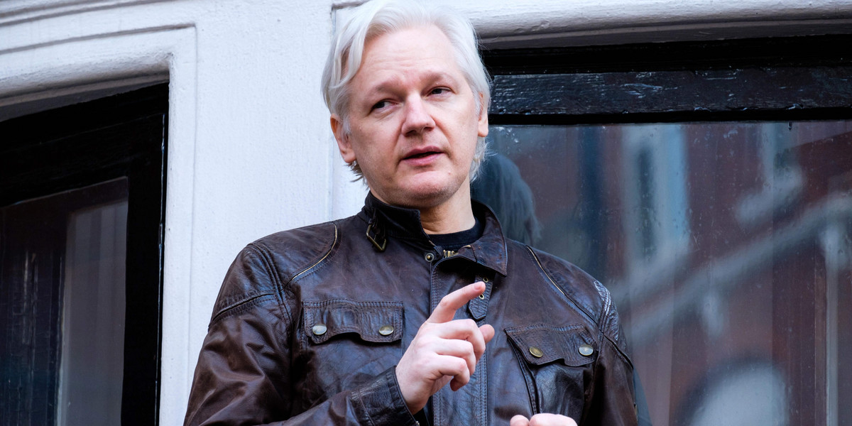 W zamknięciu Assange płodził dzieci!