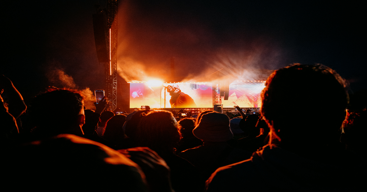 Tragedia al concerto degli Oasis: fan precipita dagli spalti e muore