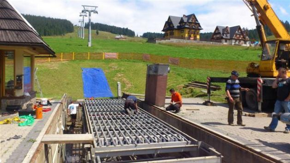 Gmina Poronin rozszerza ofertę dla narciarzy. Rozpoczęto prace przy budowie nowej stacji narciarskiej w miejscowości Suche, wkrótce ruszy budowa rodzinnego ośrodka na zboczach Galicowej Grapy w Poroninie, rozbudowuje się również ośrodek w Małem Cichem - informuje Gazeta Krakowska.