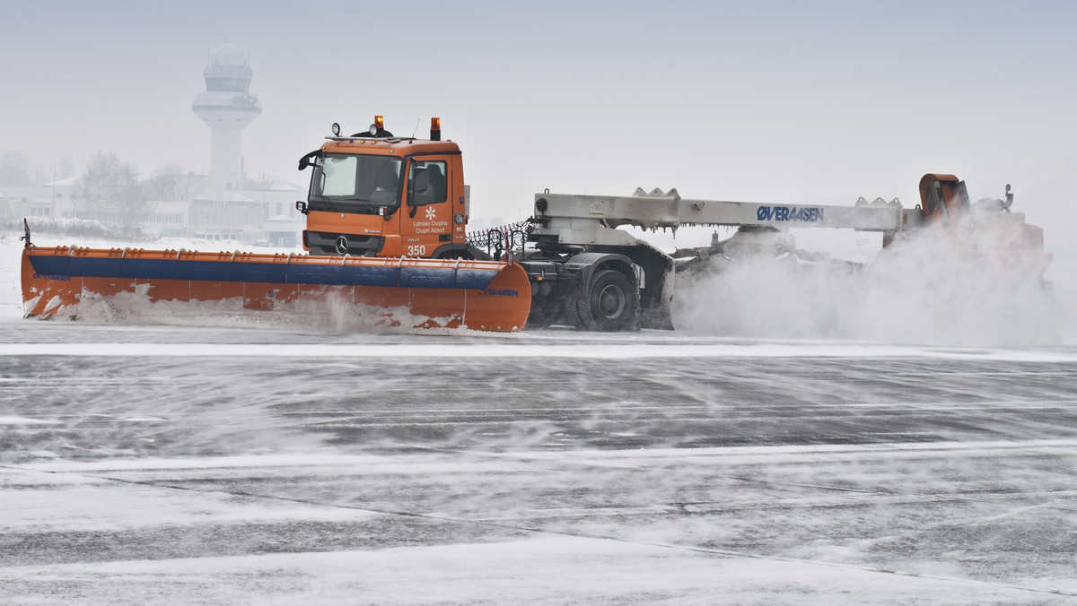 Lotnisko Chopina oraz port w Modlinie są gotowe na pierwszy śnieg. Oba dysponują najnowocześniejszym w Europie sprzętem do odśnieżania, który zapewnia ciągłość ruchu samolotów nawet przy obfitych opadach.