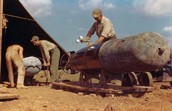 Konserwacja torped Mark XIII na Okinawie (6 maja 1945, domena publiczna).