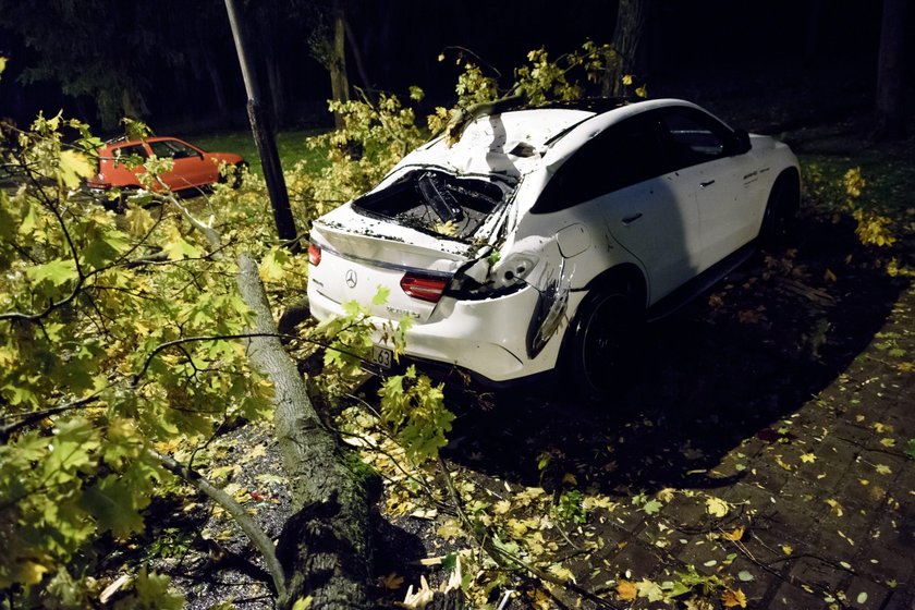 Dwie osoby zginęły, prawie milion bez prądu. Wichury spustoszyły kraj