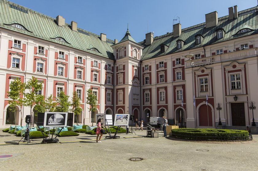 Dziedziniec przed poznańskim urzędem miasta zmienił się w park